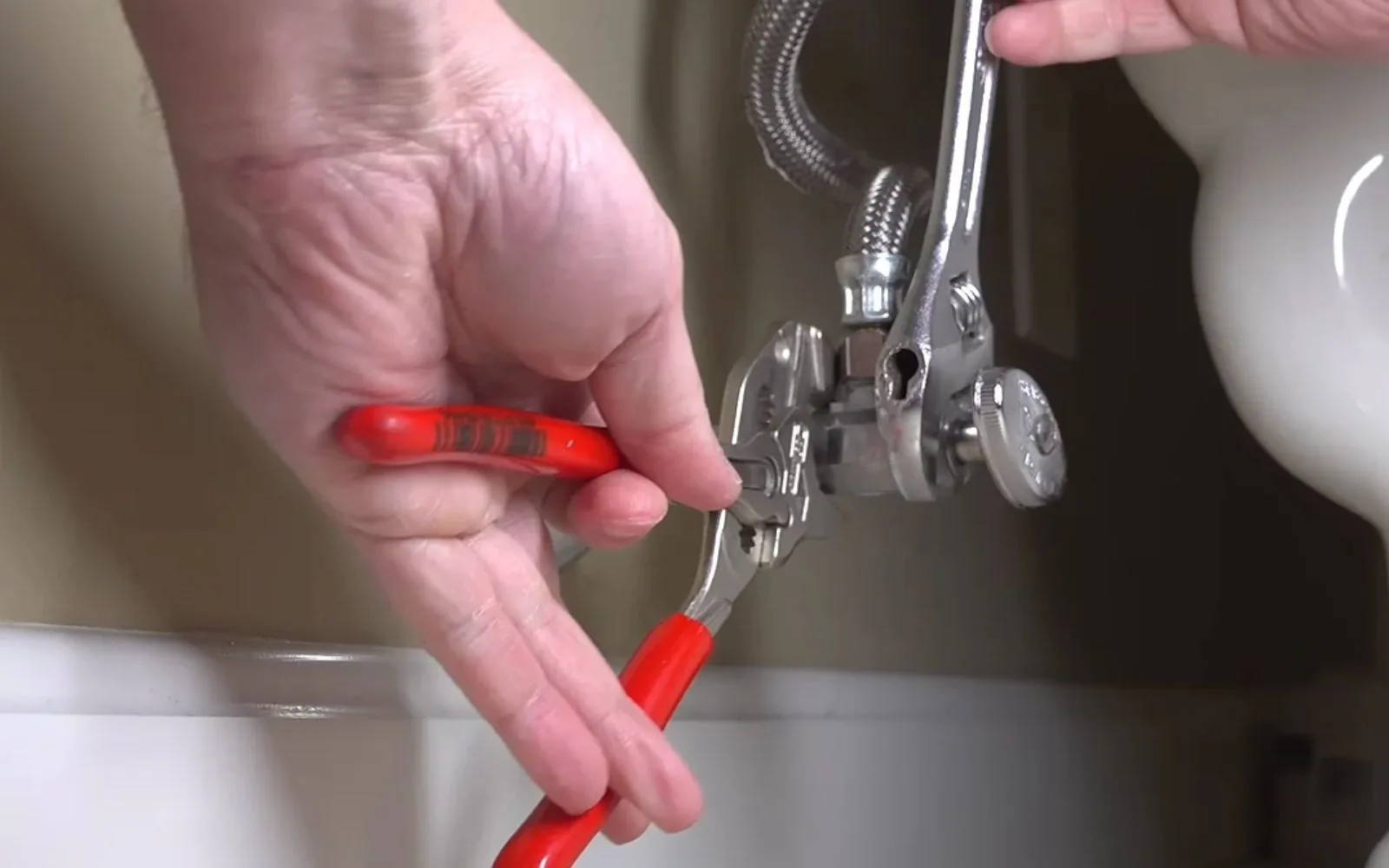 Faucet & Sink Repair service by a licensed plumber in Pasadena, TX