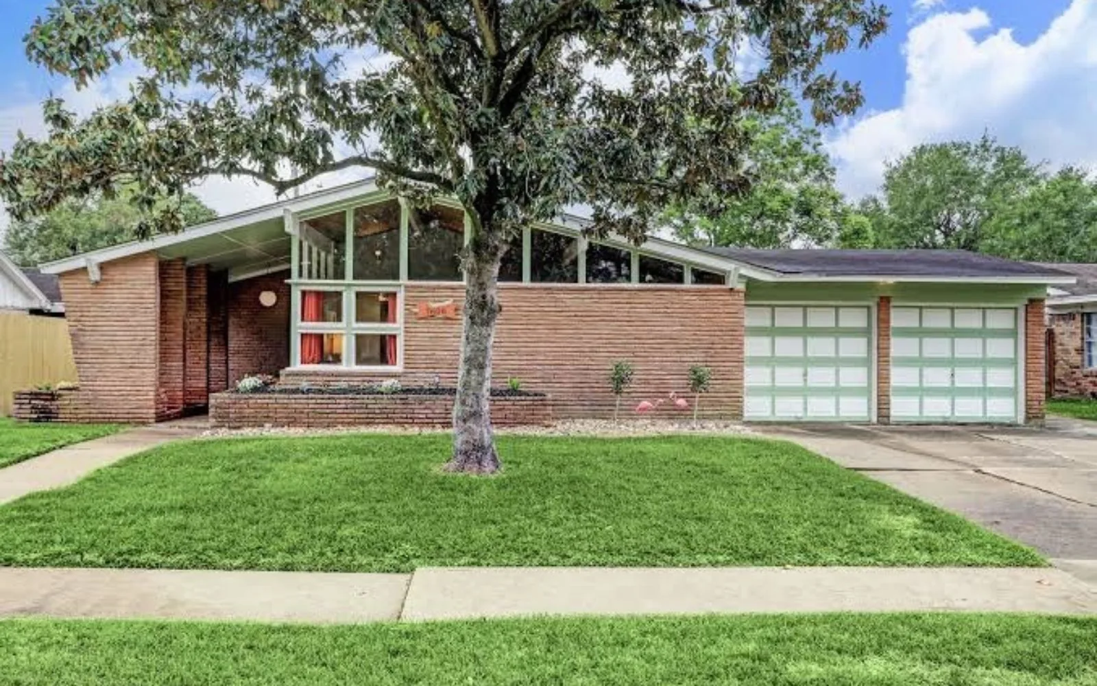 Older mid-century homes on a South Houston, TX street